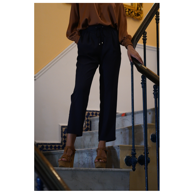 Détails en gros plan du pantalon stylé noir pour femmes.