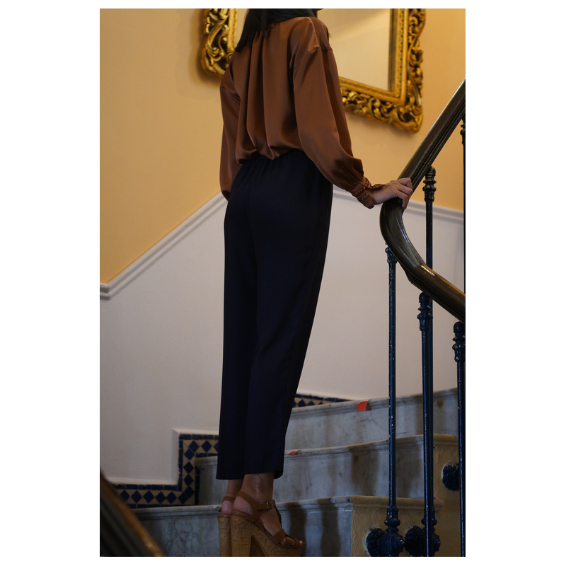 Détails en gros plan du pantalon stylé noir pour femmes.