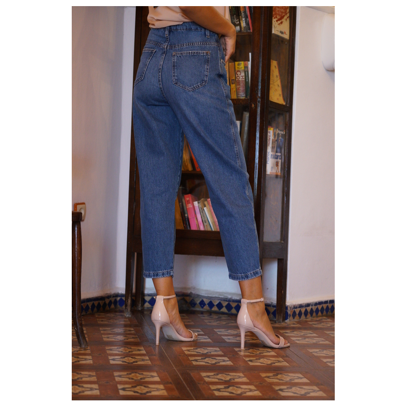 Jean bleu pour femme : Un classique indémodable et polyvalent.