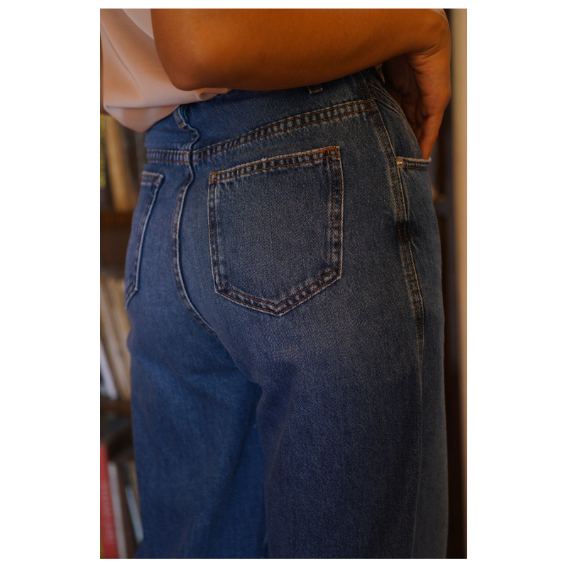 Détails du jean : Couleur bleue et coupe contemporaine.