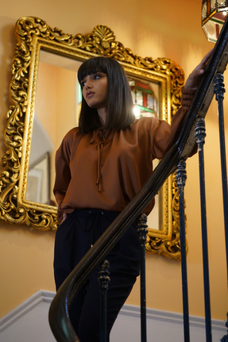Blouse marron élégante au style raffiné.