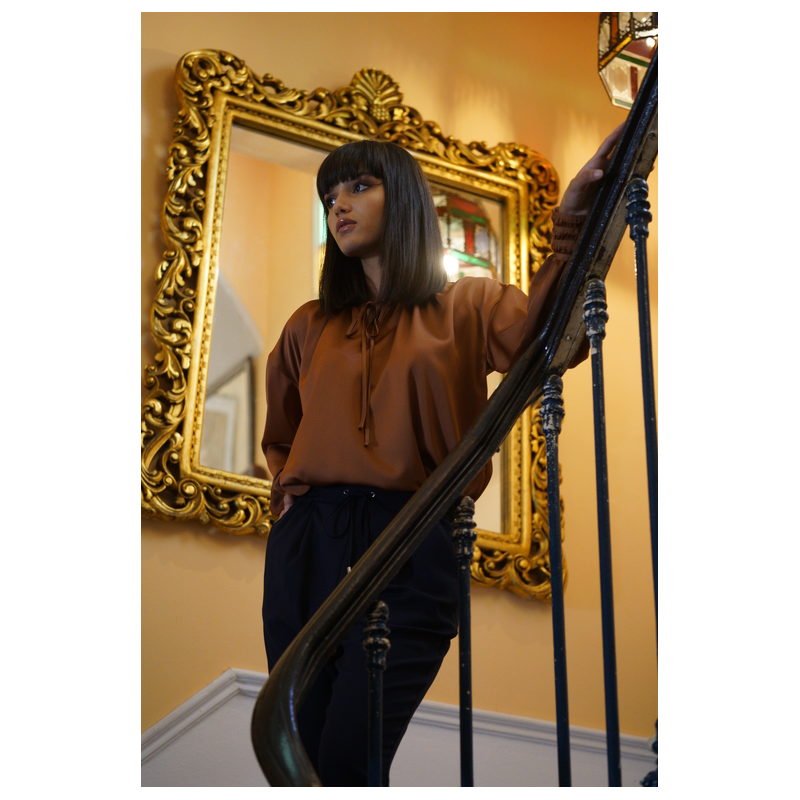 Blouse marron élégante au style raffiné.