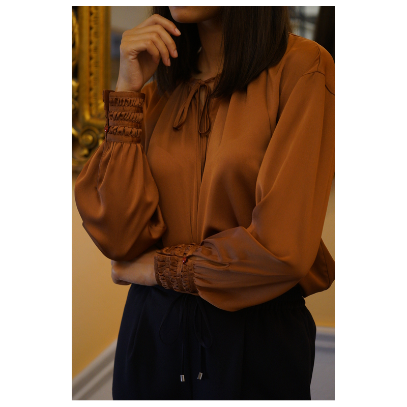 Haut tendance de couleur marron.