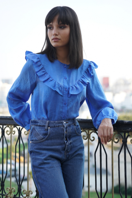 Blouse volantée à col rond d'une couleur bleue