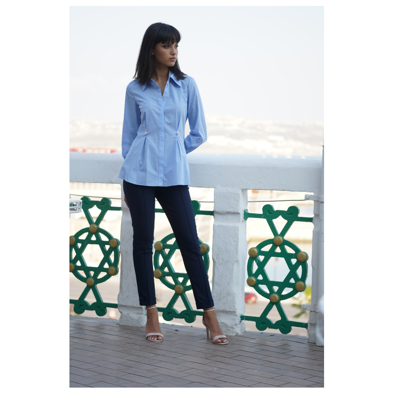 Blouse d'un bleu ciel simple et raffiné.