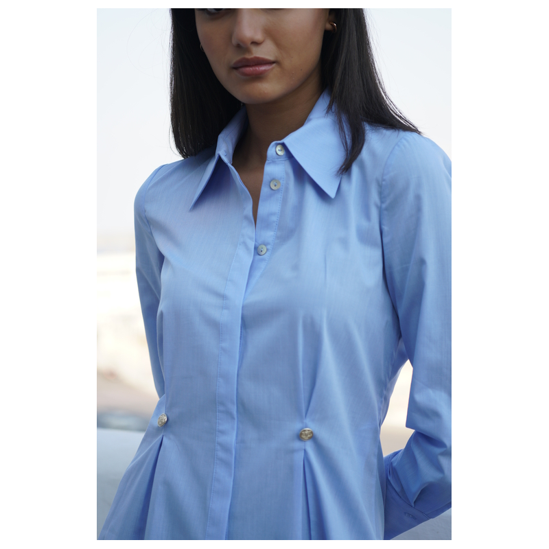 Haut de couleur bleu ciel, au design épuré