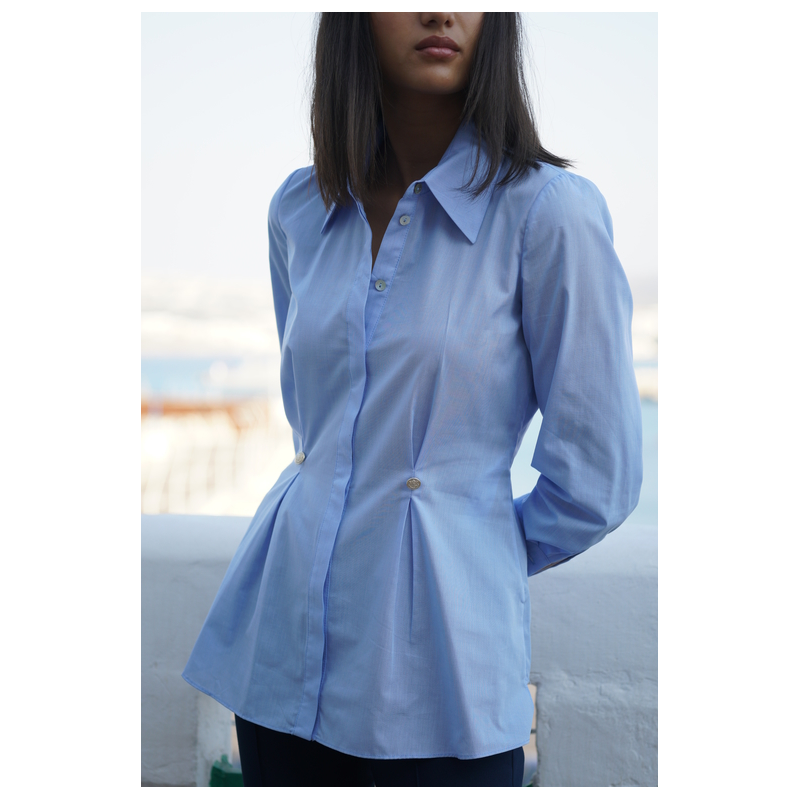 Blouse bleu ciel sobre et élégante.