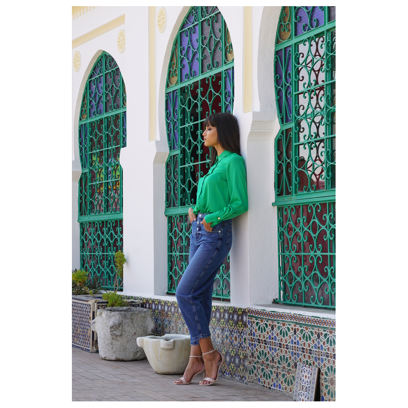 Mettez en valeur votre style avec cette CHEMISE verte et polyvalente.