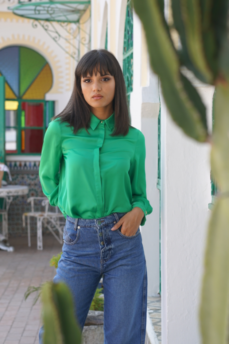 CHEMISE verte : Une pièce essentielle pour une tenue rafraîchissante.