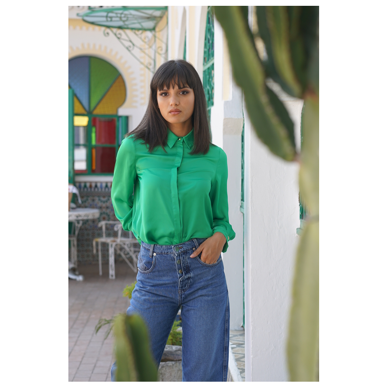 CHEMISE verte : Une pièce essentielle pour une tenue rafraîchissante.