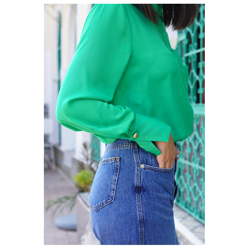 Détails de la CHEMISE verte : Col classique, boutonnage simple et une teinte rafraîchissante de vert.