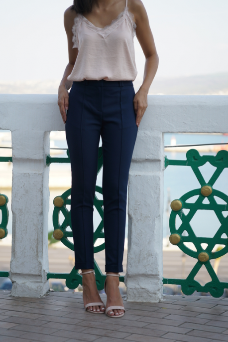 Pantalon classique noir pour femmes, un incontournable élégant.
