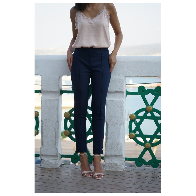 Pantalon classique noir pour femmes, un incontournable élégant.