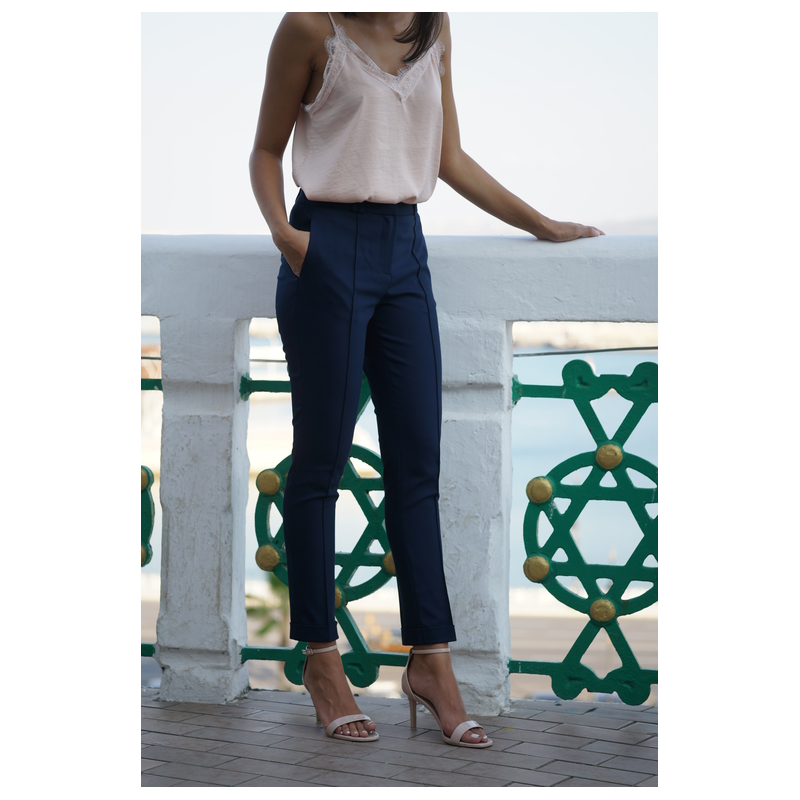 Un pantalon noir classique pour femmes, pour un look sobre et élégant.