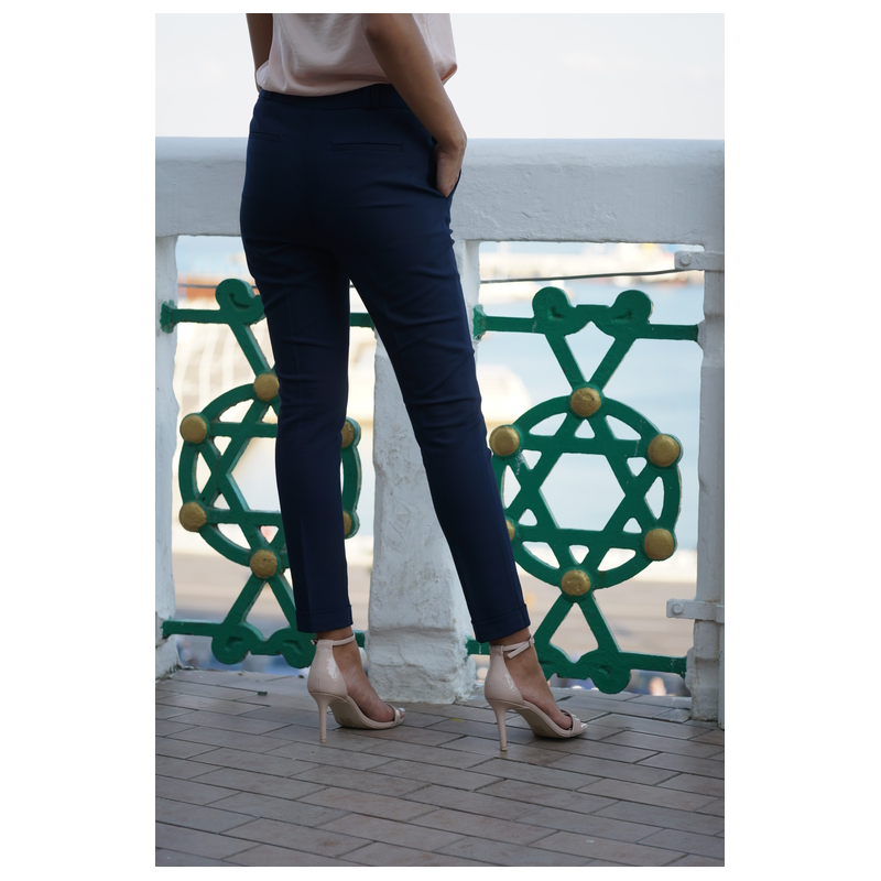Pantalon noir intemporel, une option raffinée pour toutes les occasions.