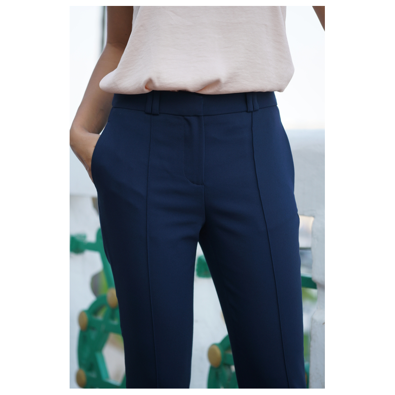 Détails du pantalon noir classique, une pièce polyvalente pour dames.