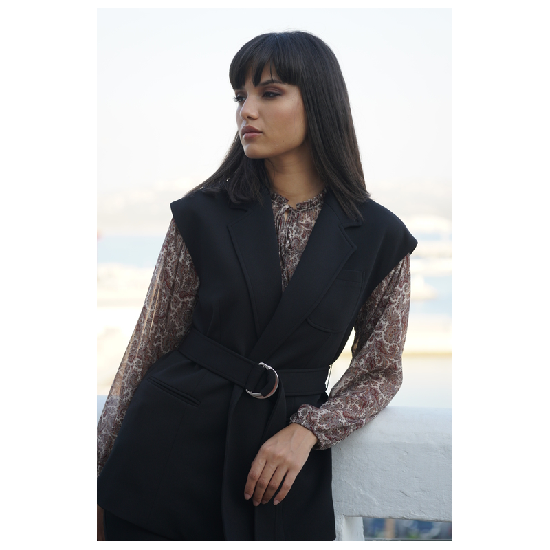 Gilet féminin noir avec une ceinture assortie.