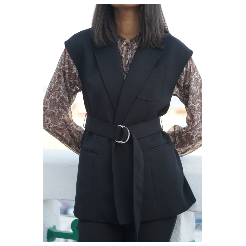 Détails du gilet : Couleur noire et ceinture intégrée.