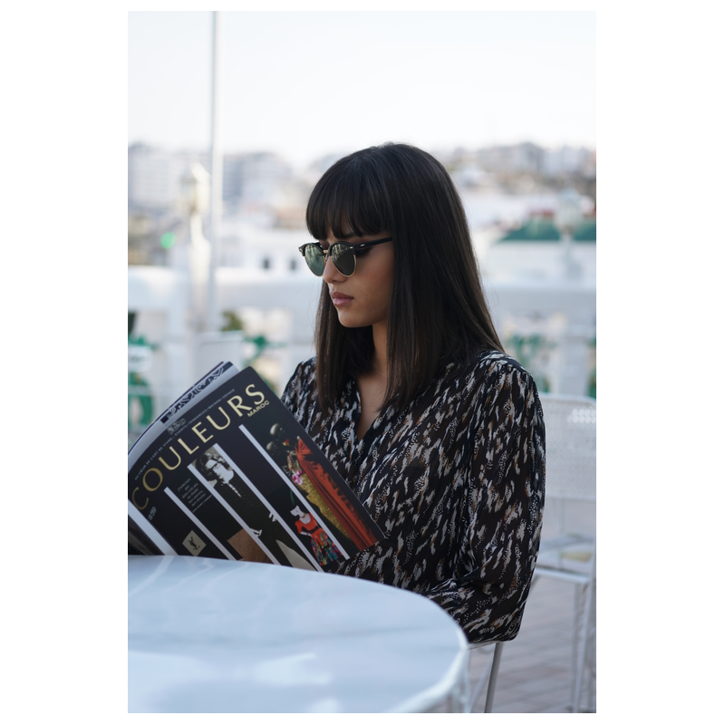 Blouse à motif noir et blanc, élégante et originale.