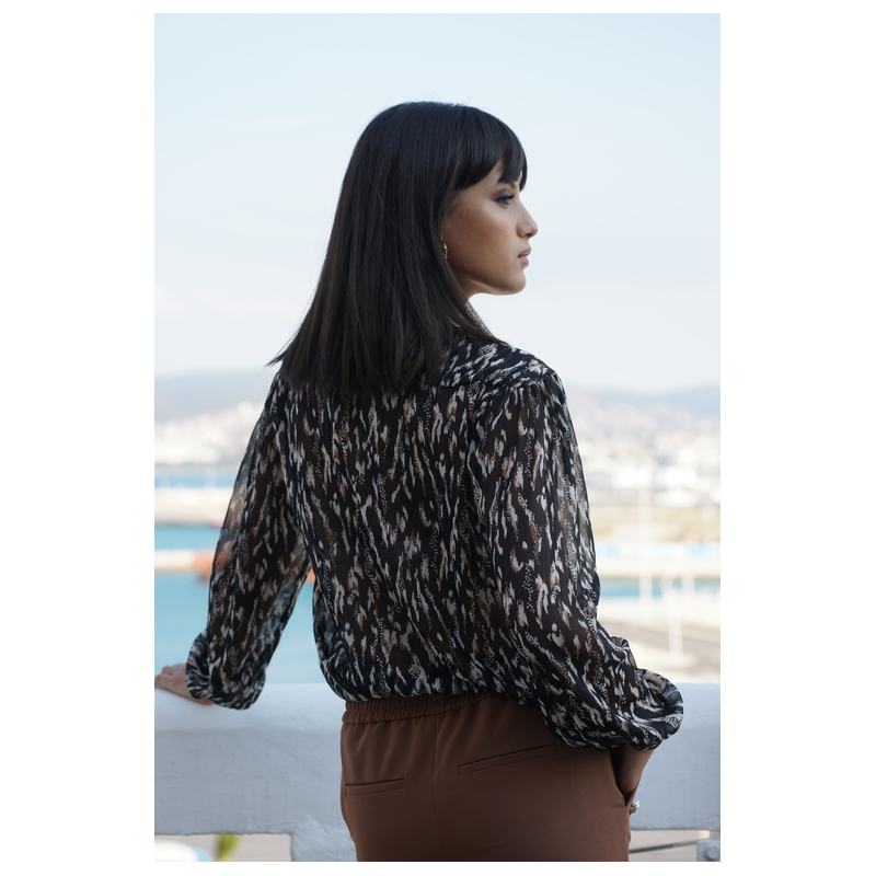 Blouse à motif noir et blanc.