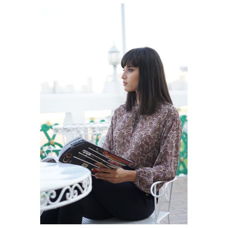 Blouse marron décorée et stylée