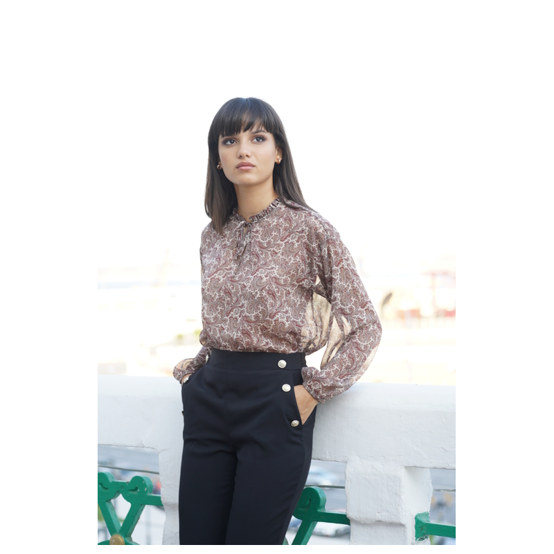 Blouse marron décorée et stylée avec du blanc