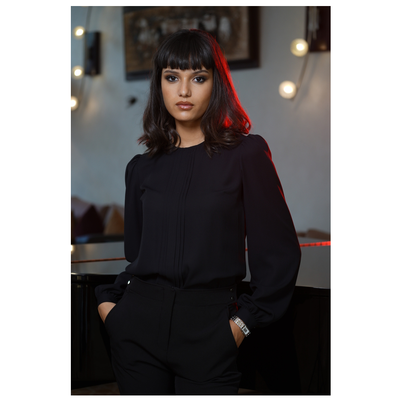 Blouse noire plissée élégante