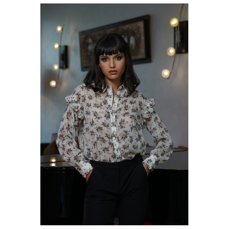 Chemise imprimée noir et blanc pour femme : Un style contrasté.