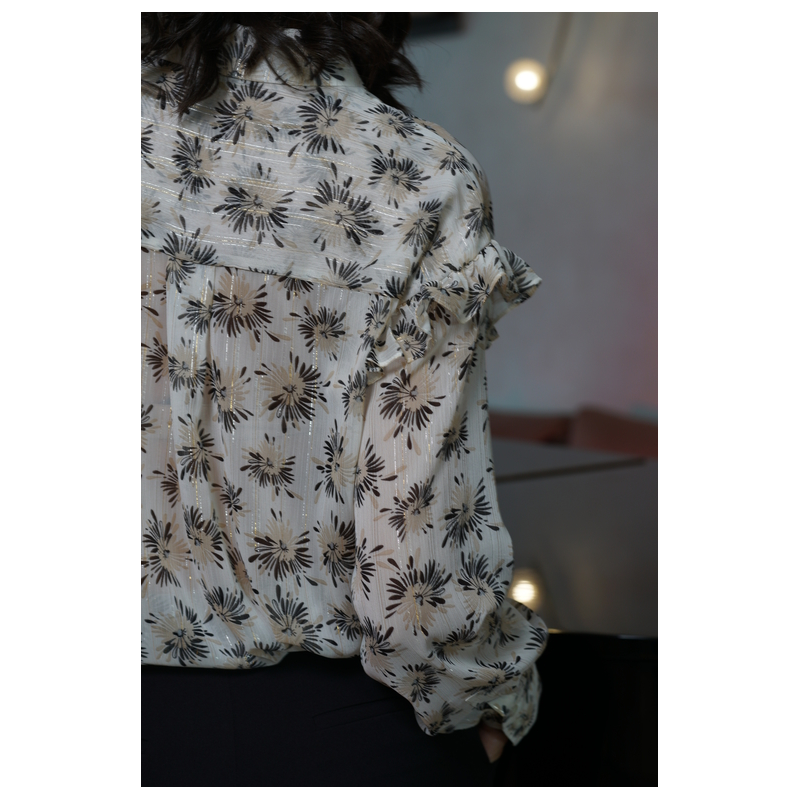 Détails de la chemise : Motif en noir et blanc sur fond coloré.
