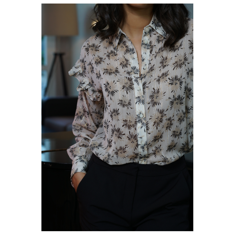 Détails de la chemise : Motif en noir et blanc sur fond coloré.