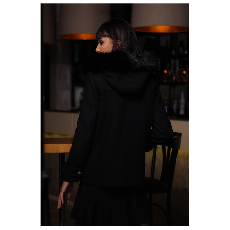 Un manteau noir avec un zip, pour un look contemporain.