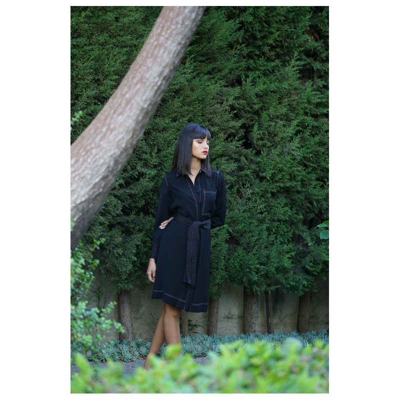 Robe noire, une pièce élégante et intemporelle.