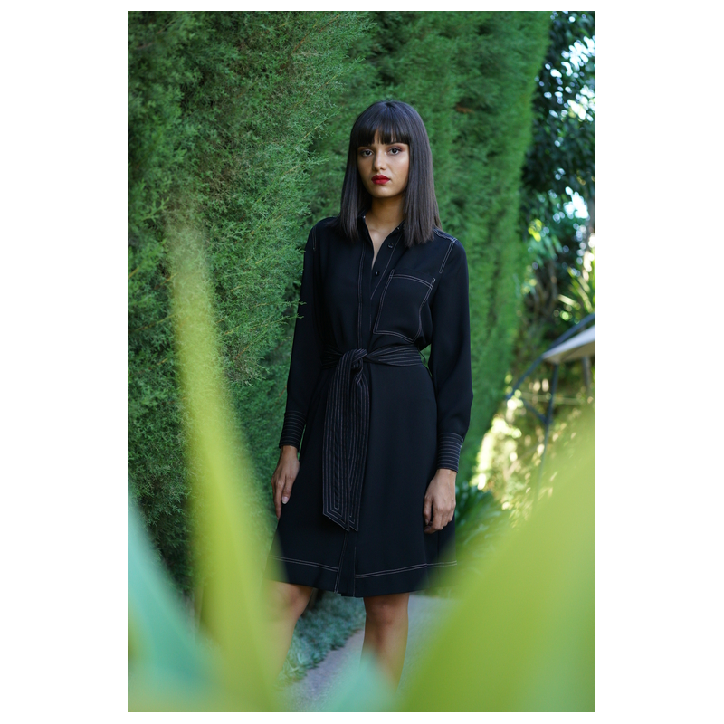 Une robe noire, une tenue chic et raffinée pour les femmes.