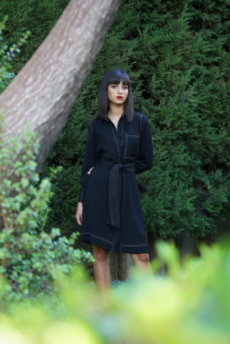 Robe en noir, parfaite pour un look classique et sophistiqué.