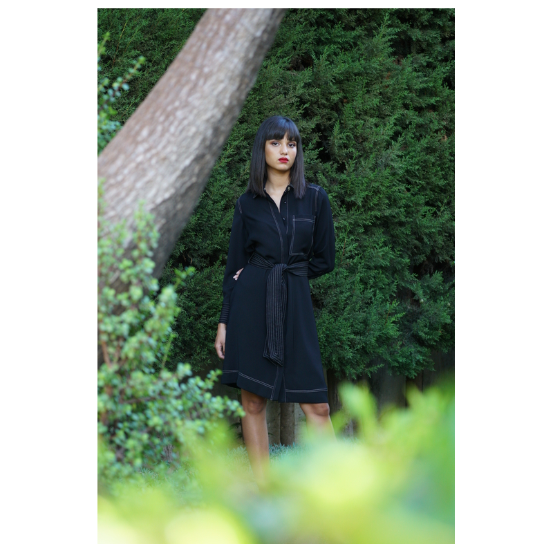 Robe en noir, parfaite pour un look classique et sophistiqué.