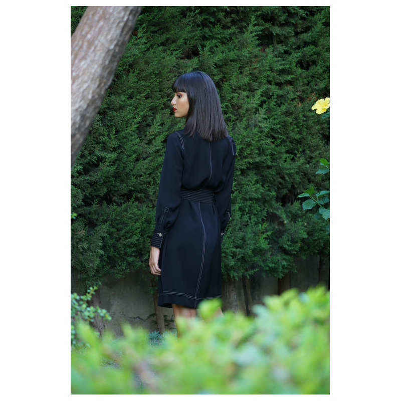 Une robe noire, une tenue chic et raffinée pour les femmes.