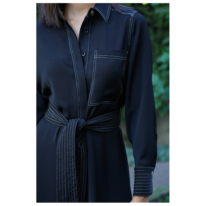 Détails de la robe noire, une tenue polyvalente pour toutes les occasions.