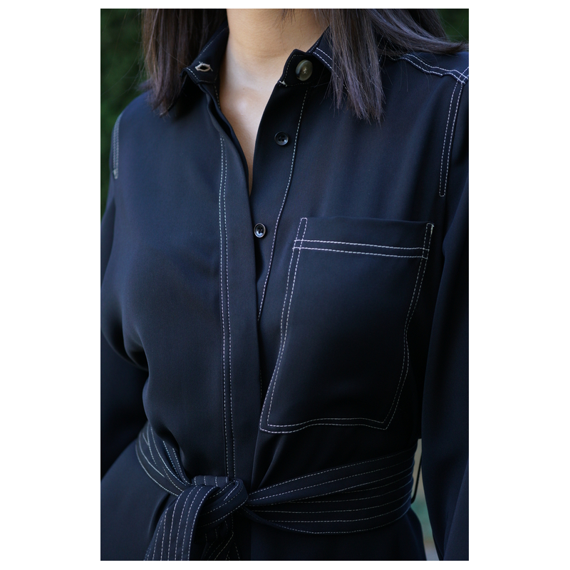 Détails de la robe noire, une tenue polyvalente pour toutes les occasions.