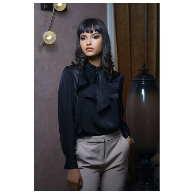 Blouse col fantaisie nœud d'une couleur noire