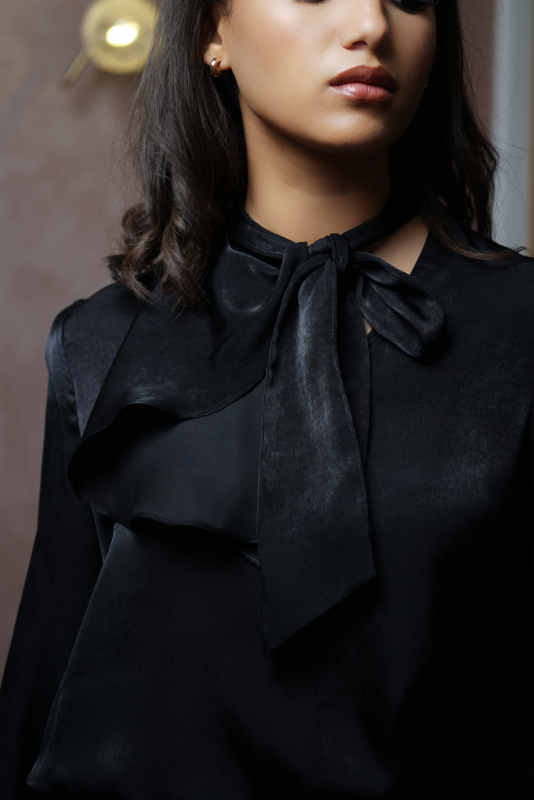 Blouse noire avec col fantaisie nœud