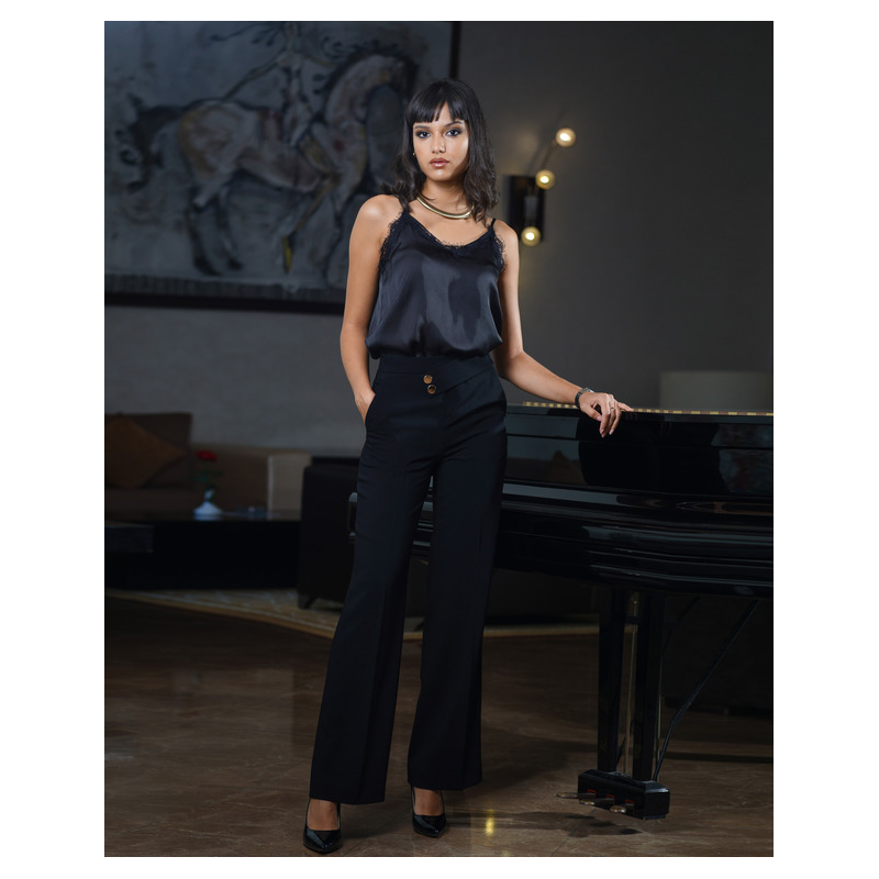 Pantalon noir stylé pour femmes.