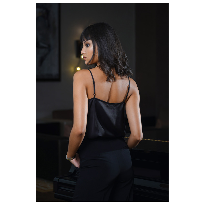 Détails en gros plan du pantalon noir stylé pour femmes.