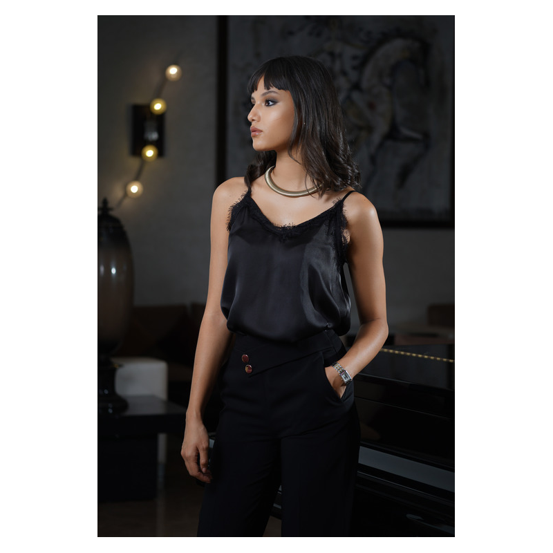 Détails en gros plan du pantalon noir stylé pour femmes.
