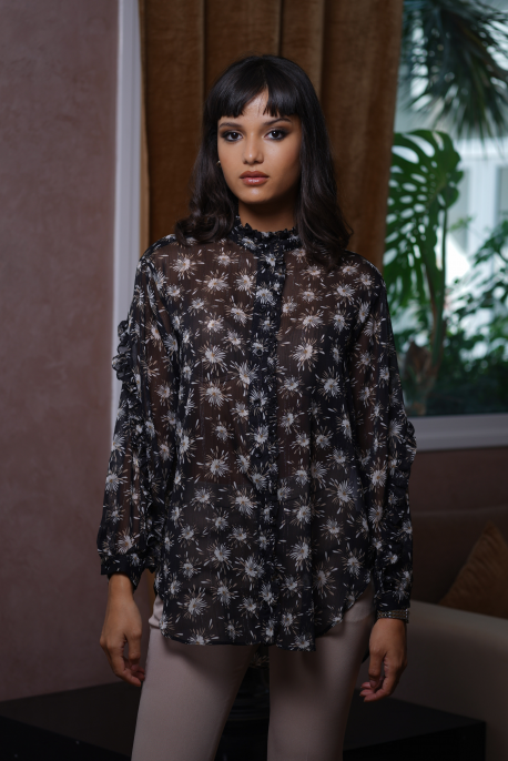 Chemise féminine noire avec motifs blancs.