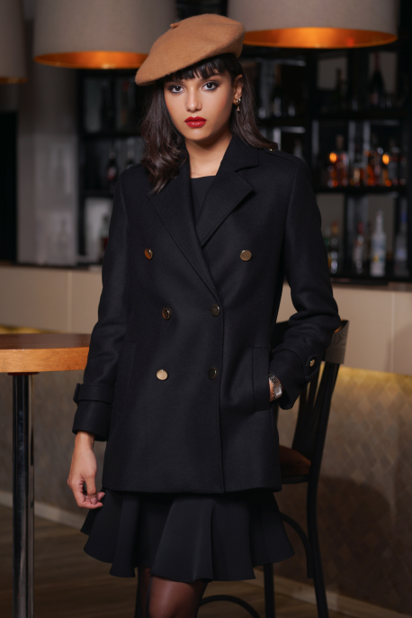 Un manteau noir intemporel à boutons classiques.