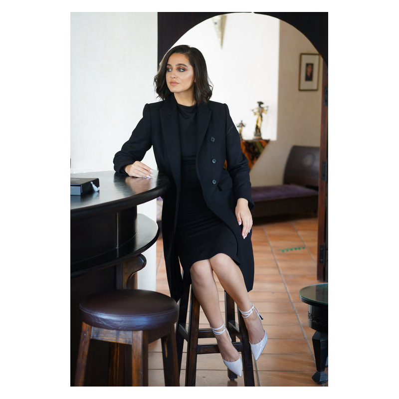 Un manteau noir élégant pour un look sophistiqué.
