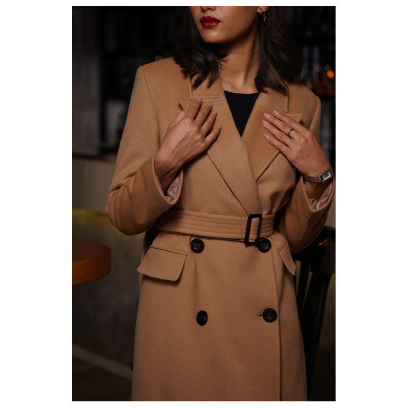 Détails du manteau camel à double boutonnage, une pièce classique.