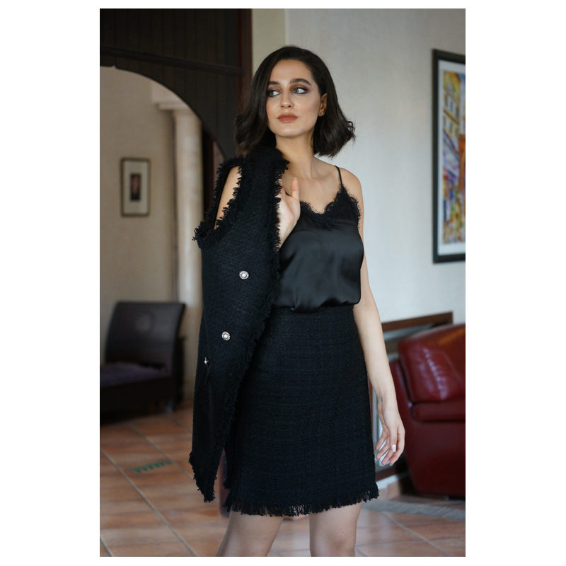 Jupe noire pour femme : Un classique intemporel et élégant.