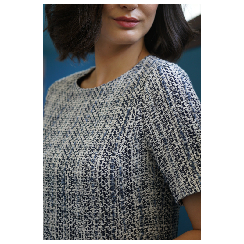 Robe en tweed bleu Elsa de la collection ACQUA, fusion de grâce et modernité.