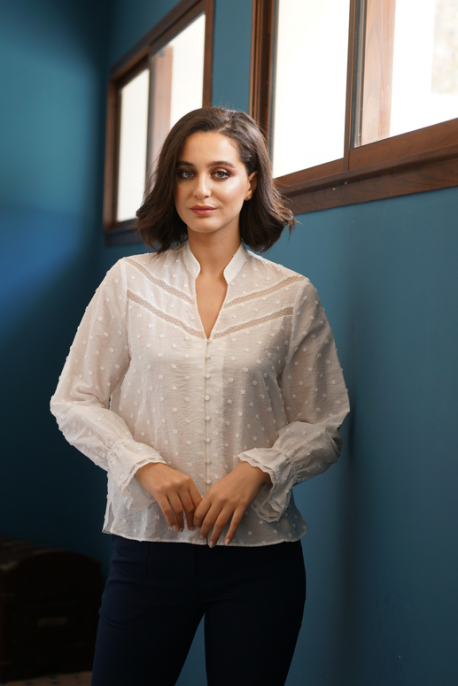 Chemise blanche stylée pour femme : L'élégance au féminin.